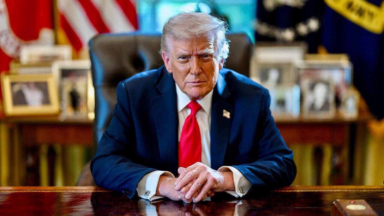 Official portrait of President Donald Trump at the Resolute desk