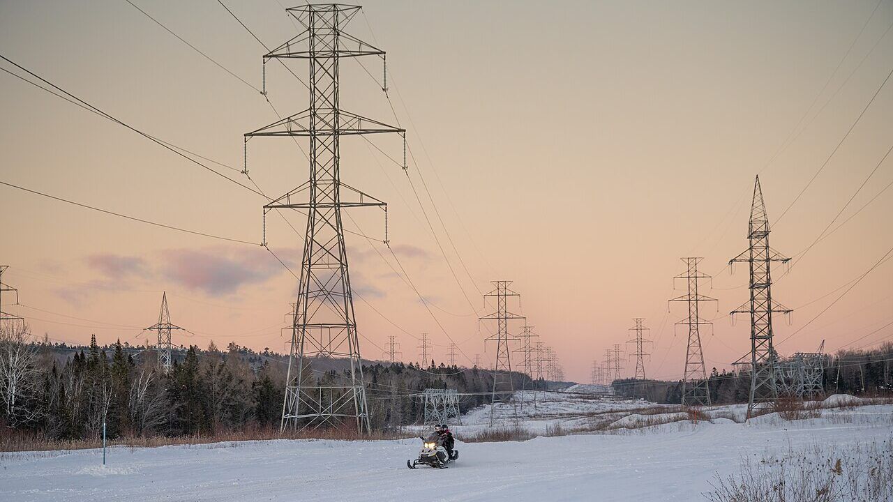 Illustrative photo: Electricity pylons at sunset in Quebec City (Wikimedia Commons, CC0)