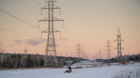 Illustrative photo: Electricity pylons at sunset in Quebec City (Wikimedia Commons, CC0)