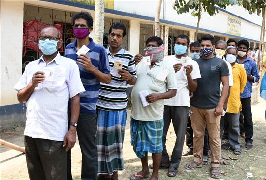 Illustrative photo: Voters standing in the queue to cast their votes, at a polling booth, during the third phase of the West Benga (Wikimedia Commons, GODL-India)